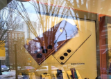 3月1日三星GalaxyS22手機廣告海報在電信商店展出