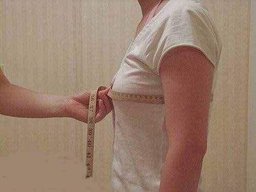 三圍測量方法正確:真人示范女生標(biāo)準(zhǔn)的三圍測量方式