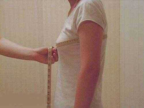 三圍測量方法正確:真人示范女生標(biāo)準(zhǔn)的三圍測量方式