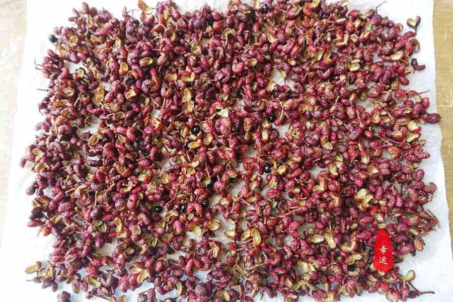 廚房調(diào)料自己動(dòng)手吧，自制花椒粉，雖然粗糙但味香還不牙磣