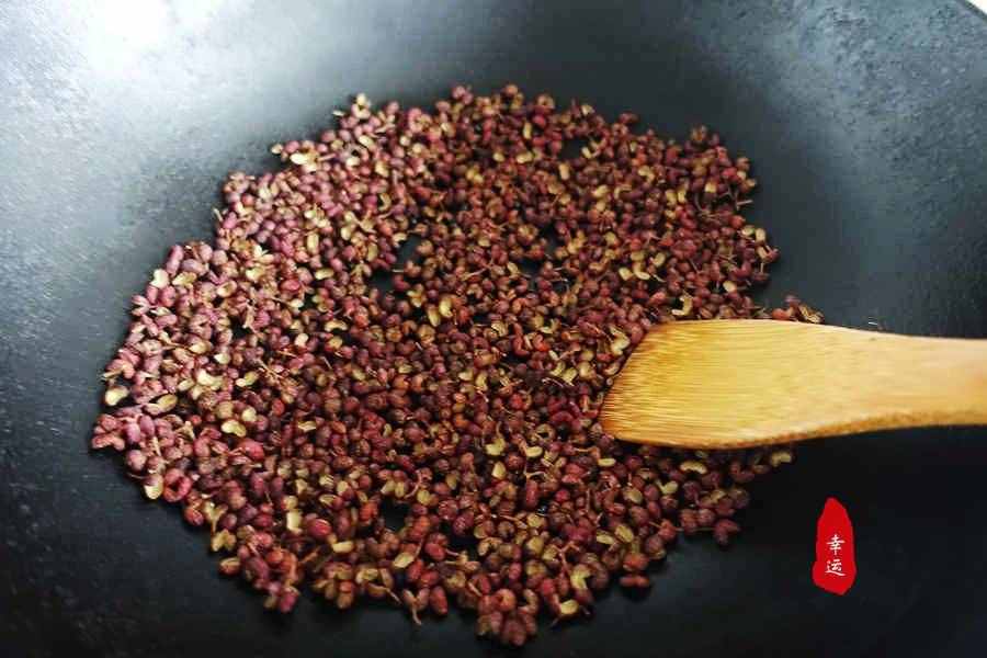 廚房調(diào)料自己動(dòng)手吧，自制花椒粉，雖然粗糙但味香還不牙磣