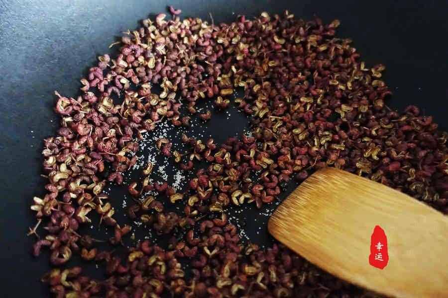 廚房調(diào)料自己動(dòng)手吧，自制花椒粉，雖然粗糙但味香還不牙磣