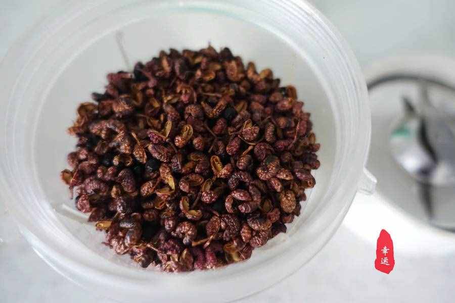 廚房調(diào)料自己動(dòng)手吧，自制花椒粉，雖然粗糙但味香還不牙磣
