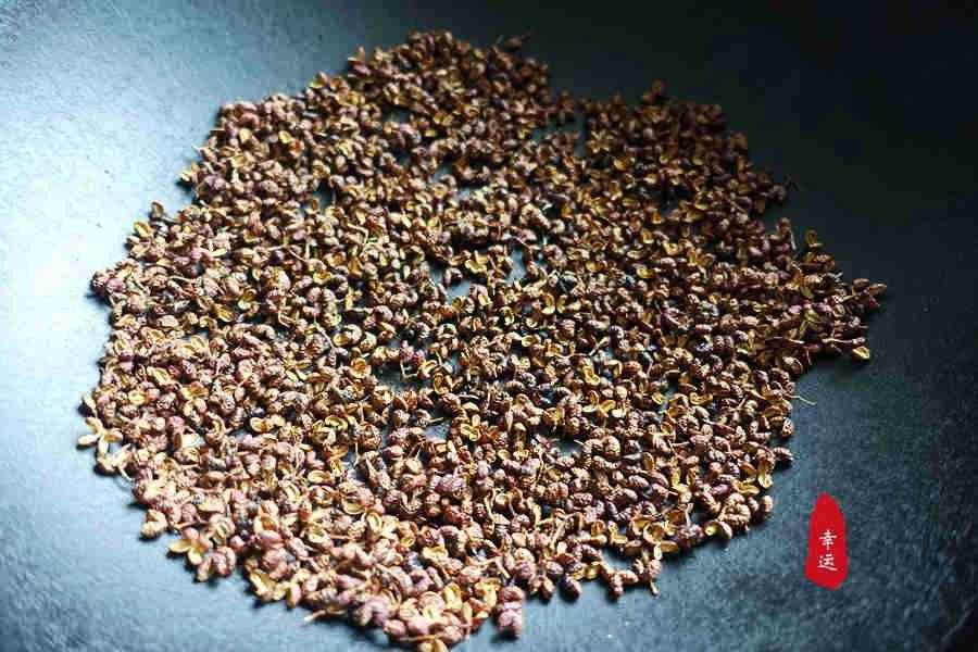廚房調(diào)料自己動(dòng)手吧，自制花椒粉，雖然粗糙但味香還不牙磣