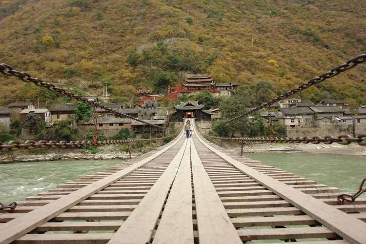 重達40多噸的瀘定橋，由13根鐵索構(gòu)成，為何300年來不生銹