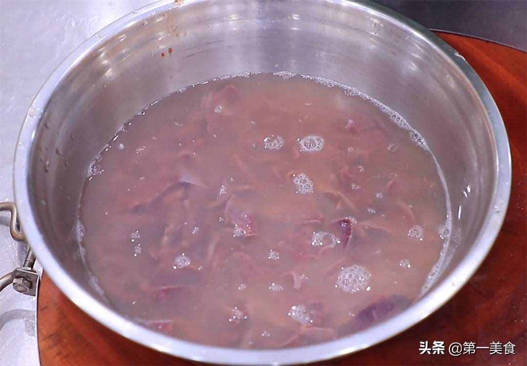 豬肝如此爆炒鮮嫩不老，廚師長分享做法和技巧，滑嫩不腥又入味