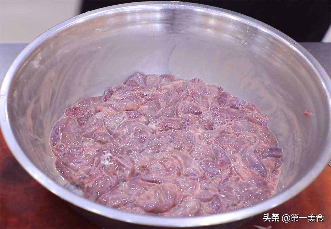 豬肝如此爆炒鮮嫩不老，廚師長分享做法和技巧，滑嫩不腥又入味