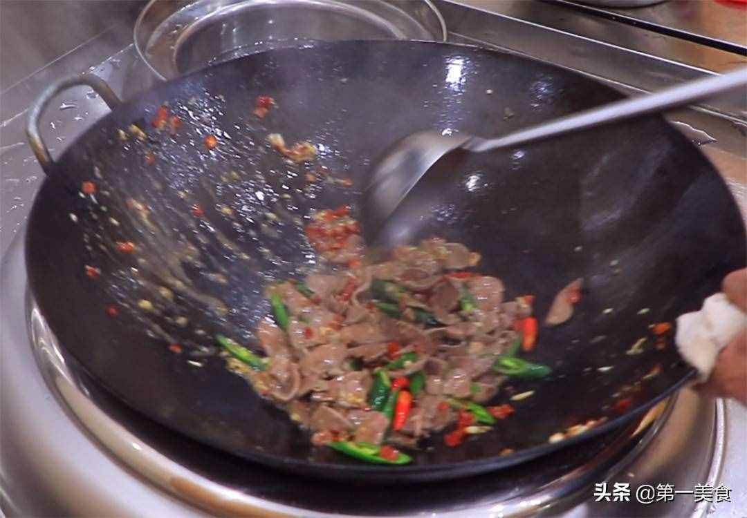 豬肝如此爆炒鮮嫩不老，廚師長分享做法和技巧，滑嫩不腥又入味