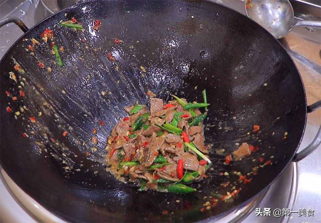 豬肝如此爆炒鮮嫩不老，廚師長分享做法和技巧，滑嫩不腥又入味