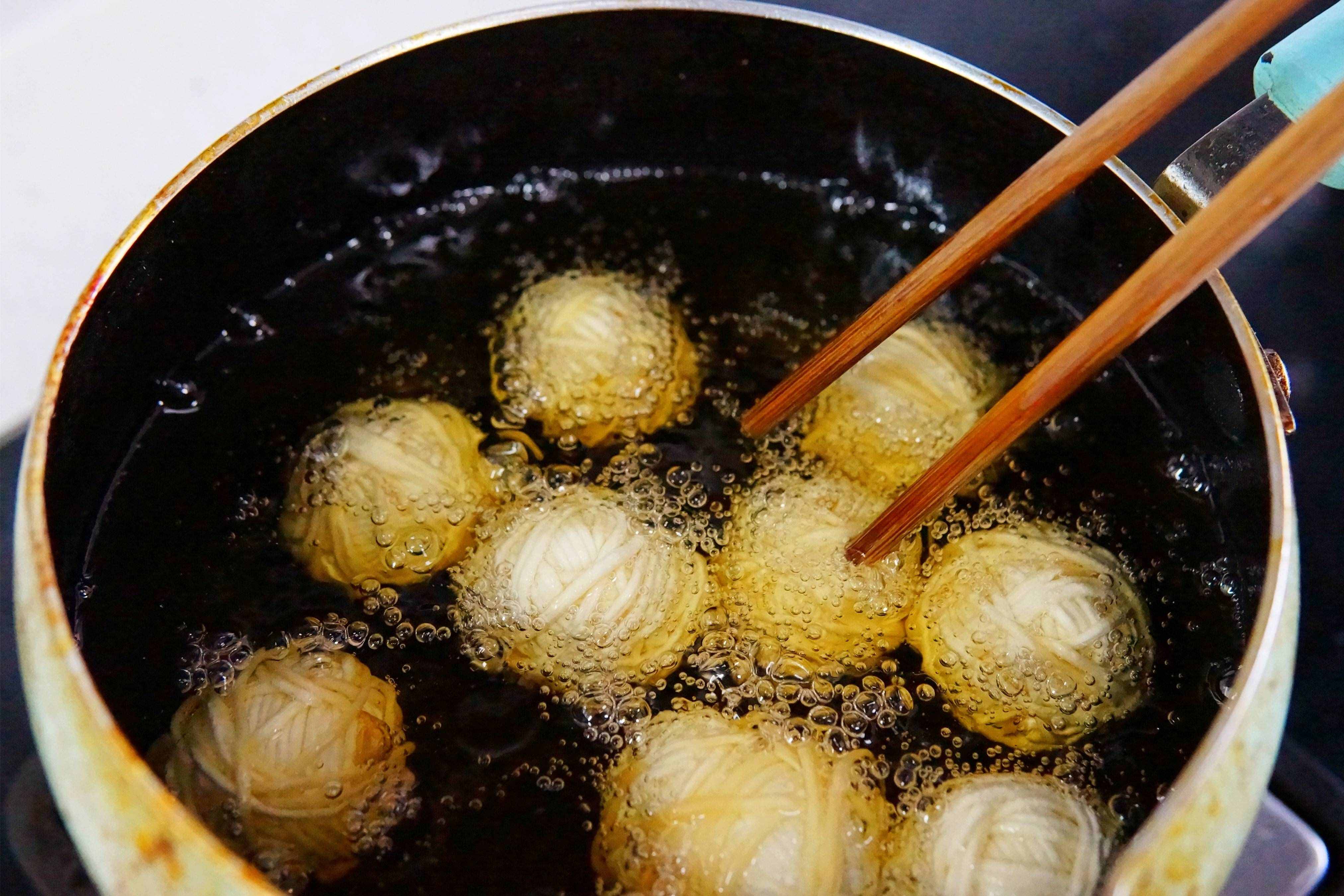 給年夜飯加盤(pán)菜，“連中三元”端上桌，寓意金榜題名，前程似錦