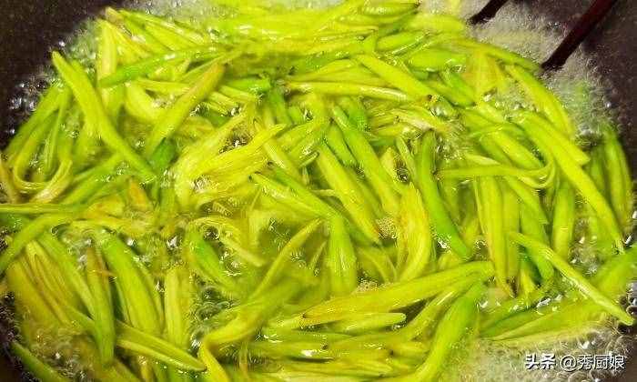 三伏天，吃鮮黃花菜正當(dāng)季，教你正確處理方法，鮮嫩爽口，特開胃