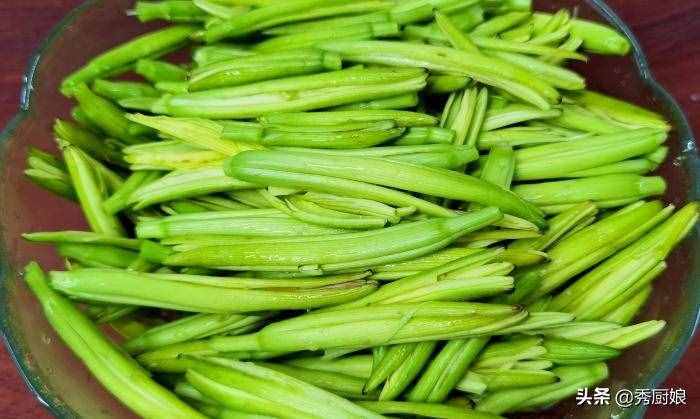 三伏天，吃鮮黃花菜正當(dāng)季，教你正確處理方法，鮮嫩爽口，特開胃