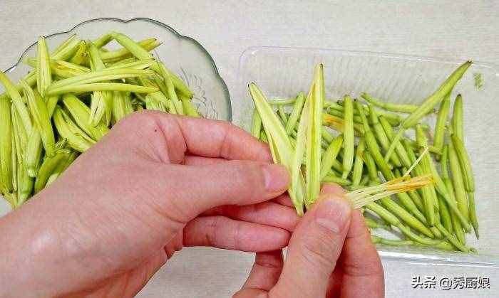 三伏天，吃鮮黃花菜正當(dāng)季，教你正確處理方法，鮮嫩爽口，特開胃