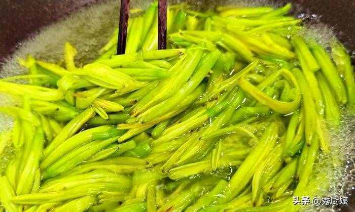 三伏天，吃鮮黃花菜正當(dāng)季，教你正確處理方法，鮮嫩爽口，特開胃