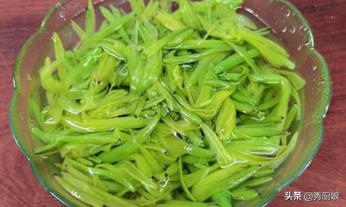三伏天，吃鮮黃花菜正當(dāng)季，教你正確處理方法，鮮嫩爽口，特開胃