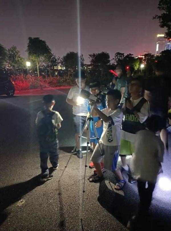 你看到?jīng)]？中國(guó)空間站昨晚飛過廣西上空！明晚還有機(jī)會(huì)