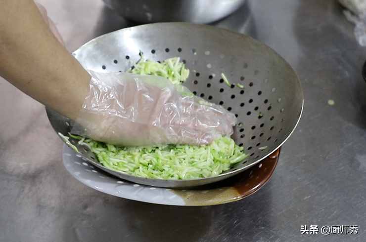 春節(jié)餃子包這個(gè)餡，2個(gè)西葫蘆3個(gè)雞蛋，口感鮮美營養(yǎng)，全家都愛吃