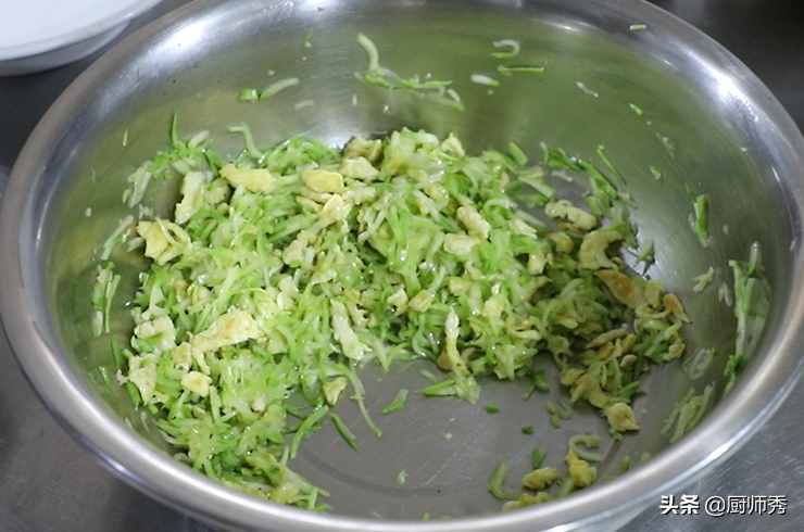 春節(jié)餃子包這個(gè)餡，2個(gè)西葫蘆3個(gè)雞蛋，口感鮮美營養(yǎng)，全家都愛吃