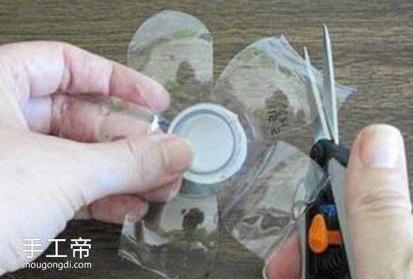 用礦泉水瓶制作小花 簡單手工塑料花怎么做 -  www.shougongdi.com