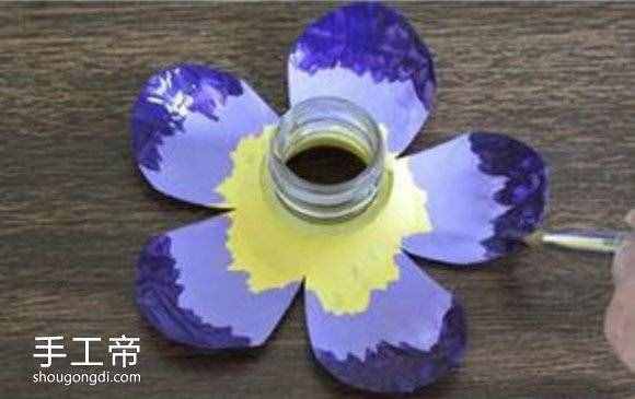 用礦泉水瓶制作小花 簡單手工塑料花怎么做 -  www.shougongdi.com