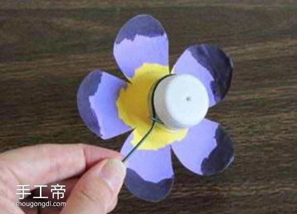 用礦泉水瓶制作小花 簡單手工塑料花怎么做 -  www.shougongdi.com
