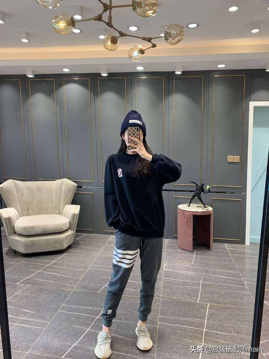 灰色褲子適合搭什么顏色的上衣？推薦這4種，氣質(zhì)優(yōu)雅又高級(jí)