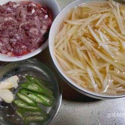 在家不知道吃什么，吃蓮藕炒肉絲就對(duì)了