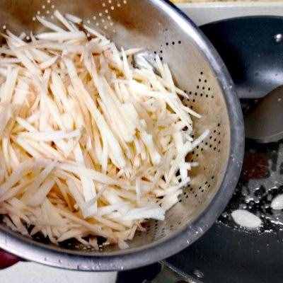 在家不知道吃什么，吃蓮藕炒肉絲就對(duì)了