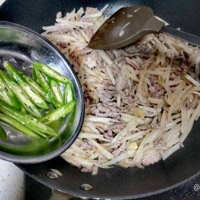 在家不知道吃什么，吃蓮藕炒肉絲就對(duì)了