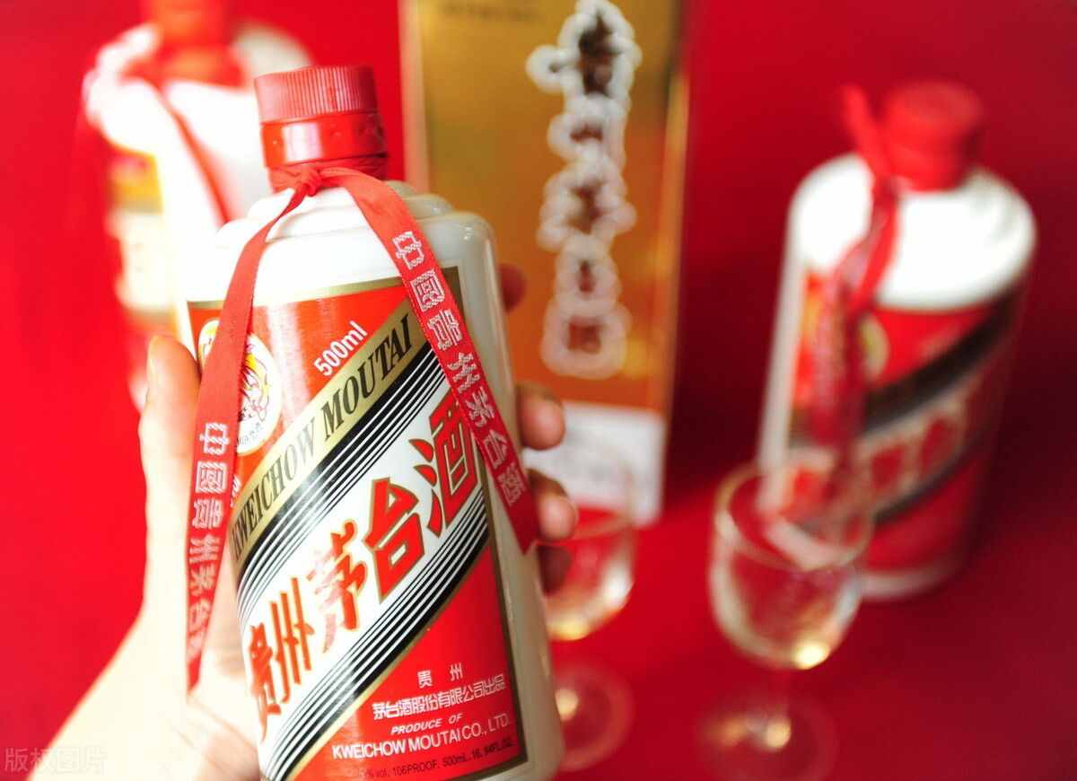 最近很火的三套茅臺(tái)系列酒，每一套都十分昂貴，并且稀缺