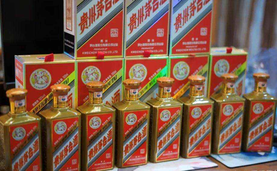 最近很火的三套茅臺(tái)系列酒，每一套都十分昂貴，并且稀缺