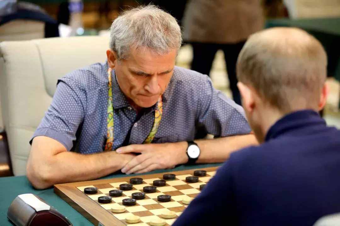 棋盤(pán)四四方，棋子似巧克力，古埃及法老時(shí)就有的國(guó)際跳棋，你會(huì)玩嗎？