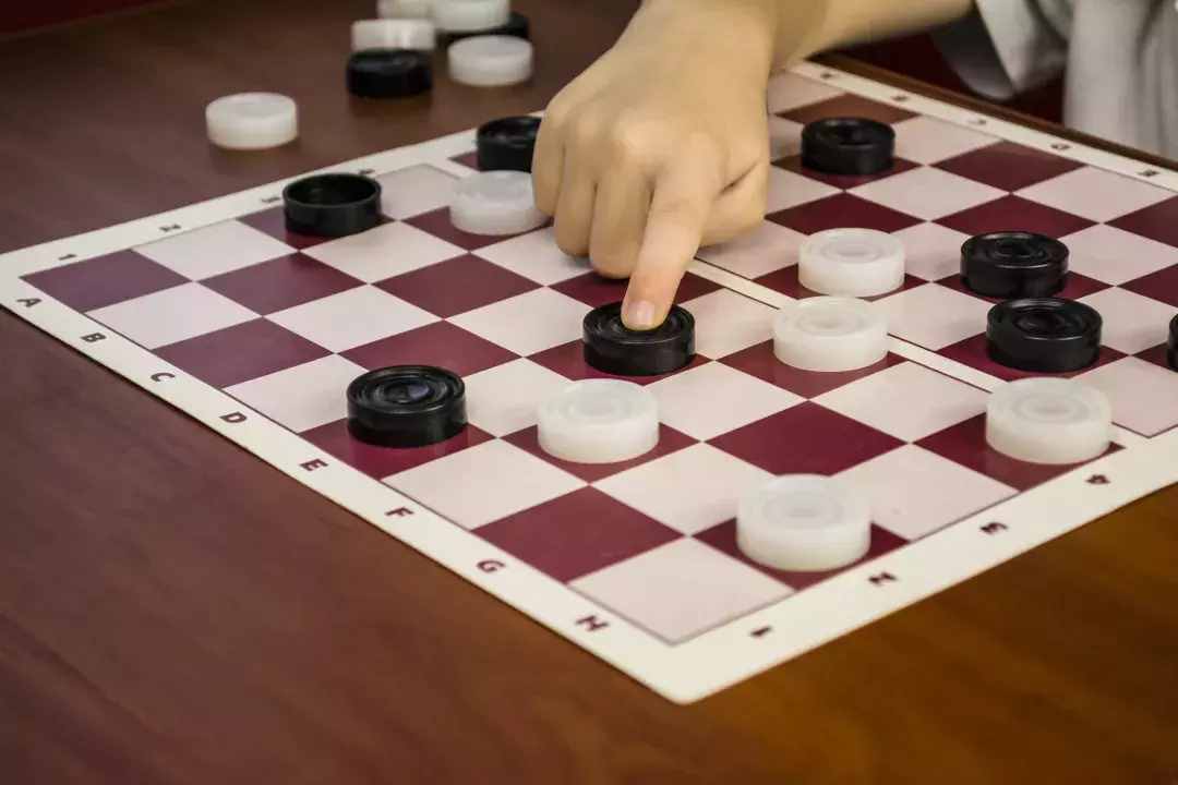 棋盤(pán)四四方，棋子似巧克力，古埃及法老時(shí)就有的國(guó)際跳棋，你會(huì)玩嗎？
