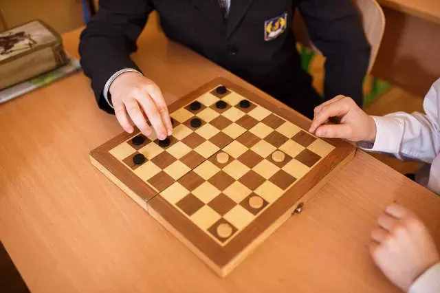 棋盤(pán)四四方，棋子似巧克力，古埃及法老時(shí)就有的國(guó)際跳棋，你會(huì)玩嗎？