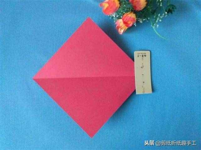 分享漂亮的五瓣窗花剪紙，簡(jiǎn)單幾步就能完成，一起來試一試吧