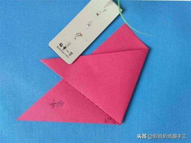 分享漂亮的五瓣窗花剪紙，簡(jiǎn)單幾步就能完成，一起來試一試吧