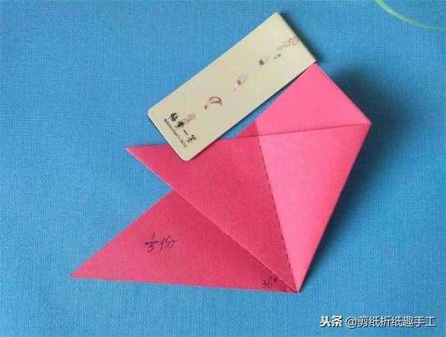 分享漂亮的五瓣窗花剪紙，簡(jiǎn)單幾步就能完成，一起來試一試吧
