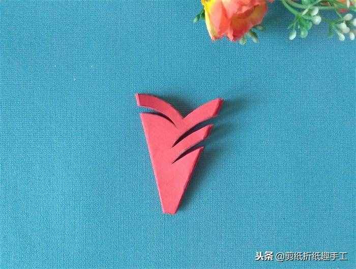 分享漂亮的五瓣窗花剪紙，簡(jiǎn)單幾步就能完成，一起來試一試吧