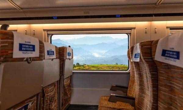 高鐵比火車快3倍，為啥從車窗看速度卻差不多？