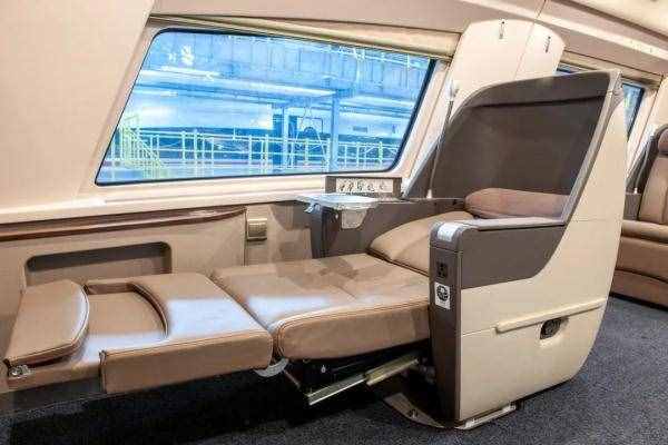高鐵比火車快3倍，為啥從車窗看速度卻差不多？