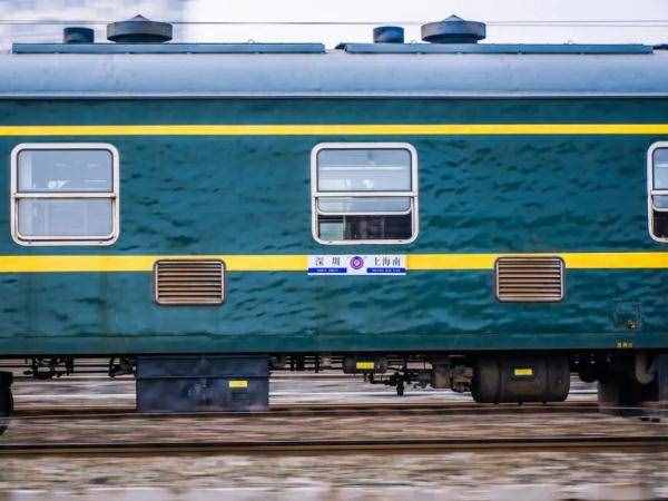高鐵比火車快3倍，為啥從車窗看速度卻差不多？