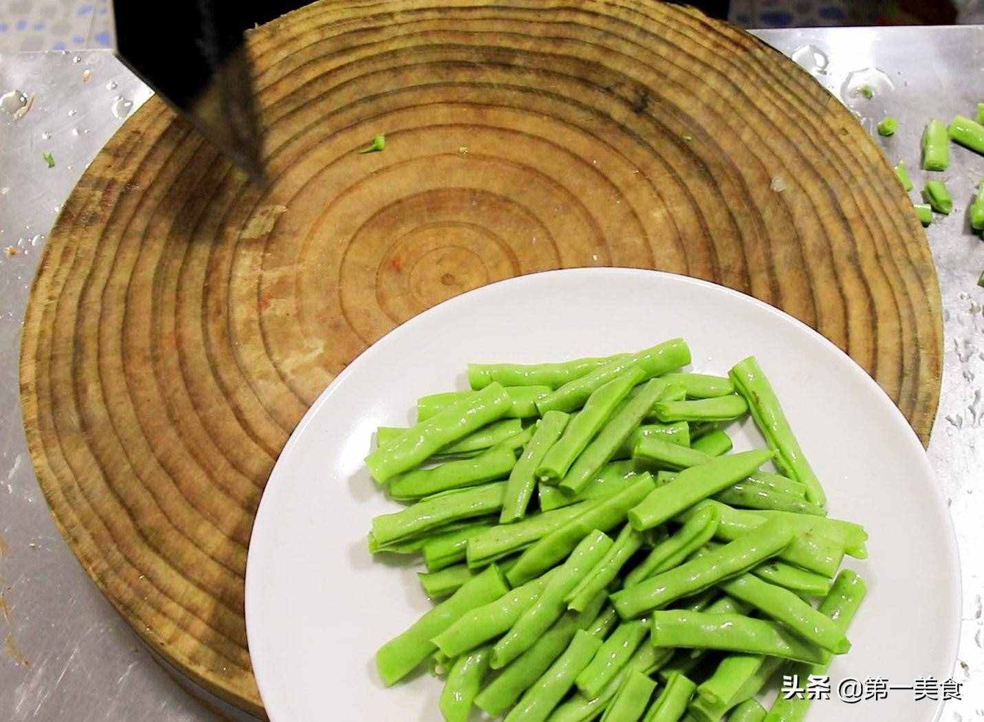 干煸四季豆，焯水還是過(guò)油？用對(duì)了方法，四季豆鮮嫩又美味