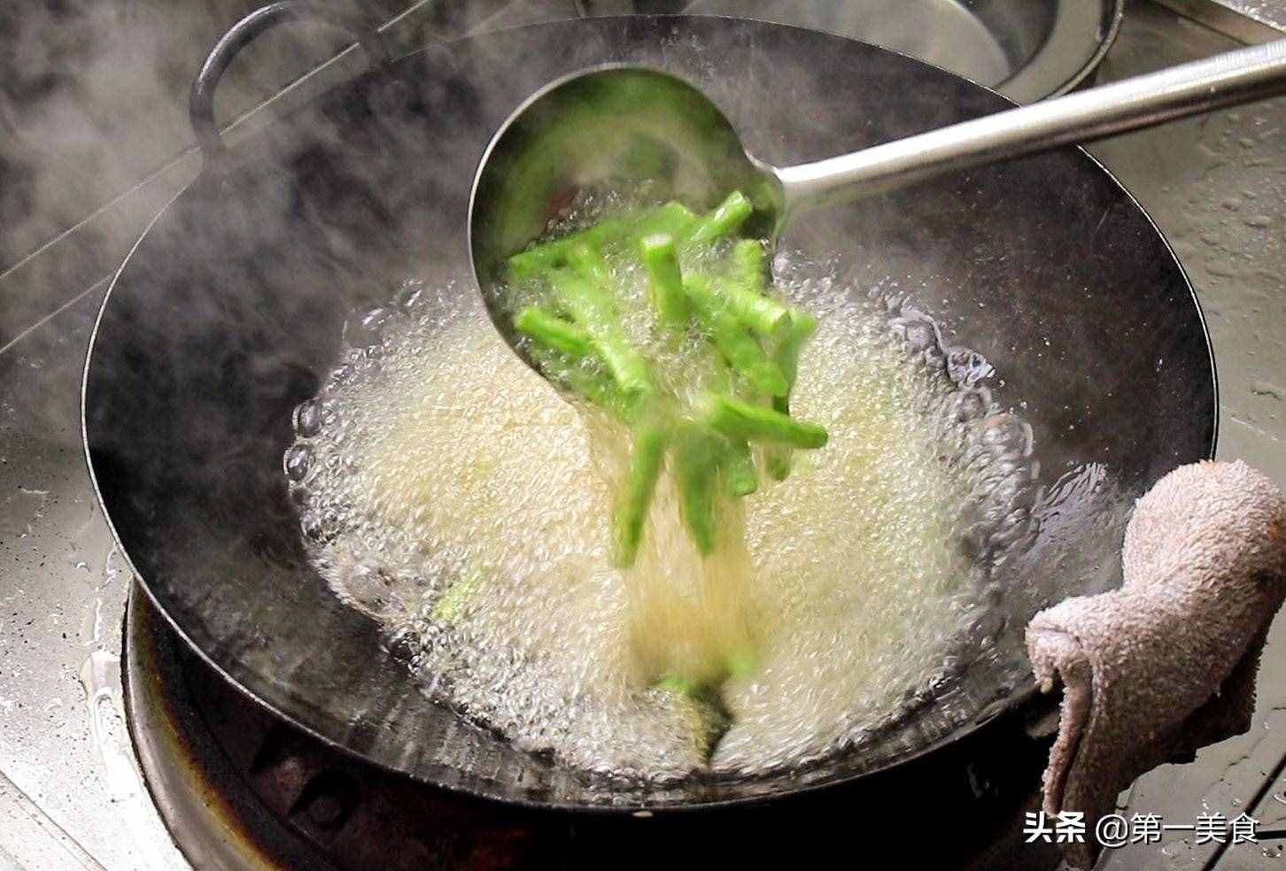 干煸四季豆，焯水還是過(guò)油？用對(duì)了方法，四季豆鮮嫩又美味