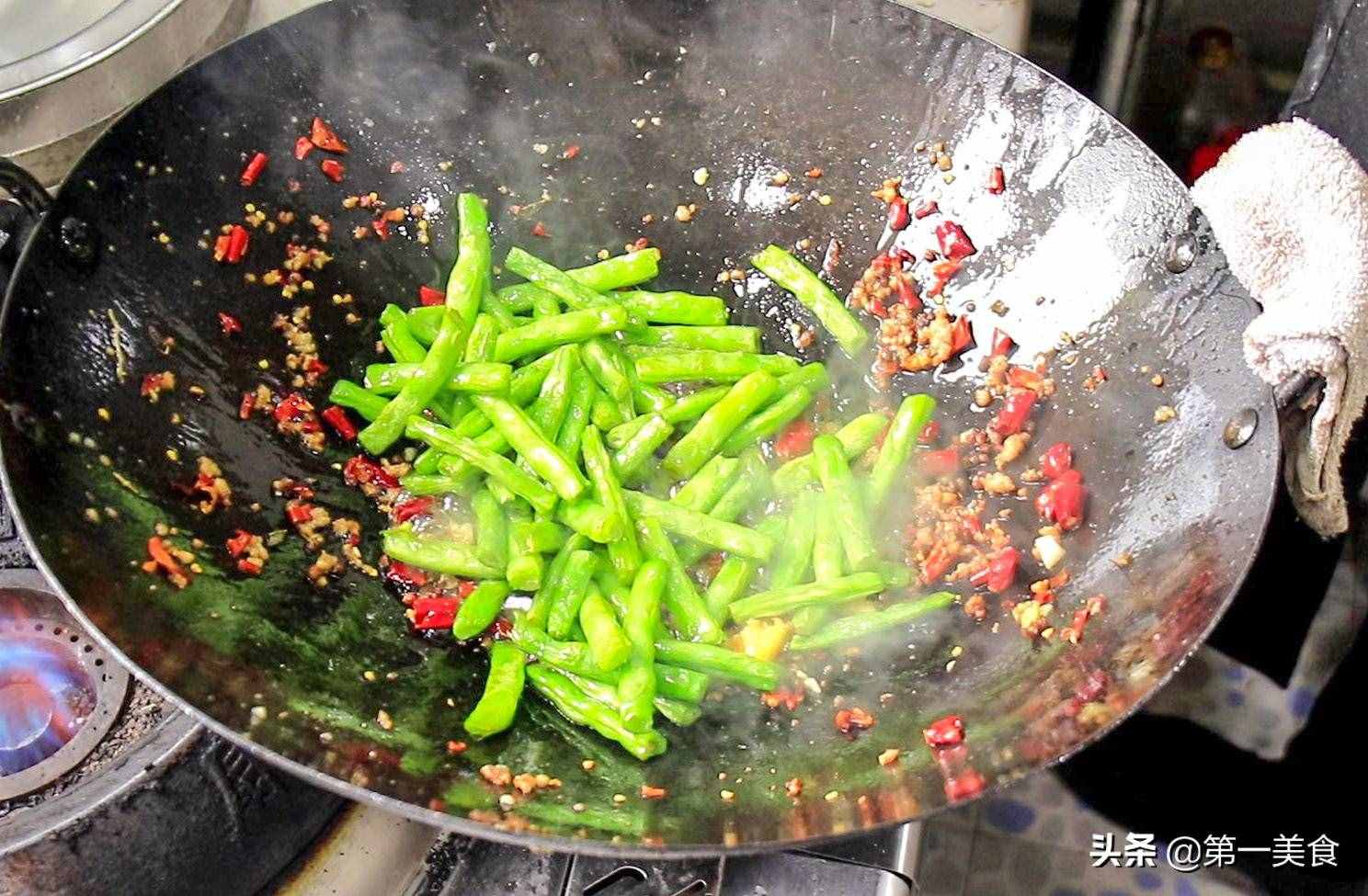 干煸四季豆，焯水還是過(guò)油？用對(duì)了方法，四季豆鮮嫩又美味