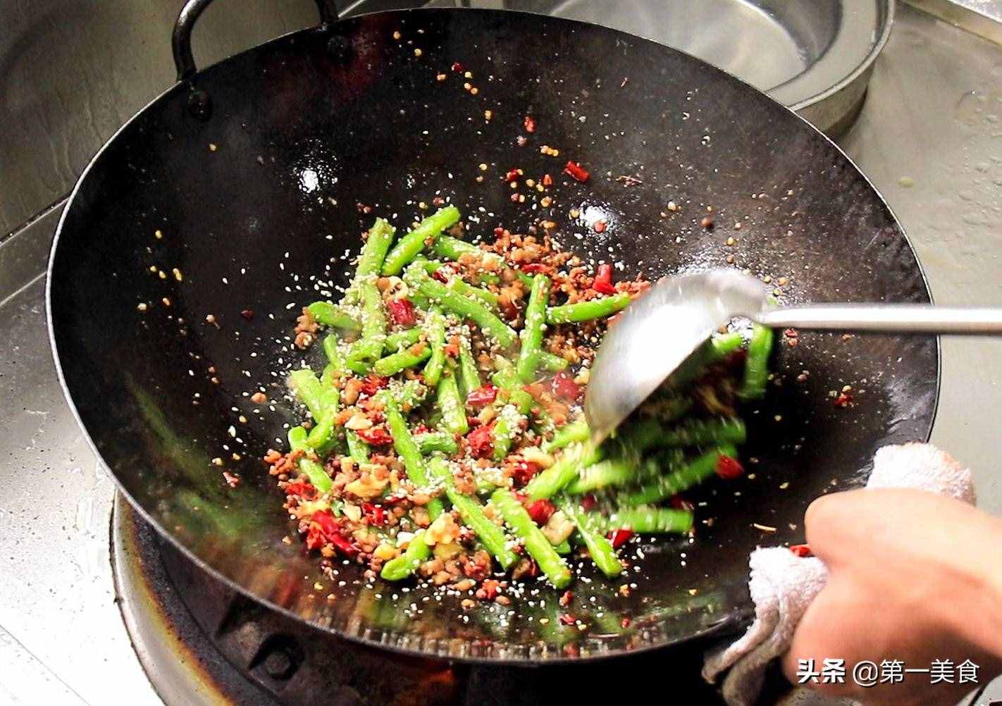 干煸四季豆，焯水還是過(guò)油？用對(duì)了方法，四季豆鮮嫩又美味