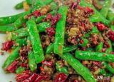 今日更新干煸四季豆的做法（干煸四季豆焯水還是過油）