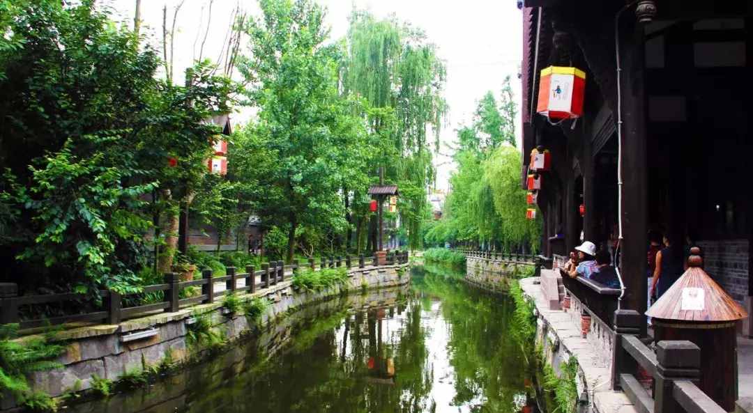 千萬(wàn)不要去黃龍溪，你會(huì)濕身，還會(huì)吃撐