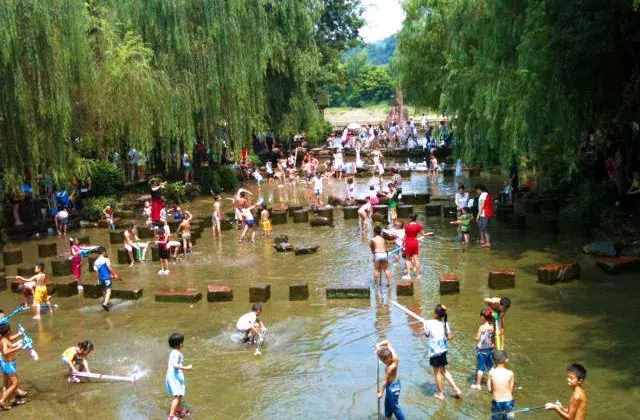 千萬(wàn)不要去黃龍溪，你會(huì)濕身，還會(huì)吃撐
