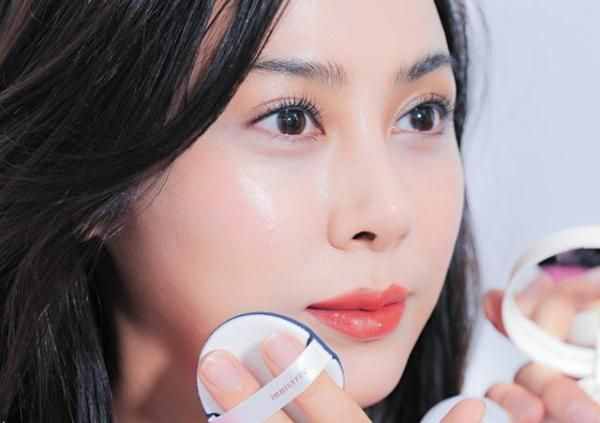 女人再忙也要記?。撼鲩T化淡妝！教你7個(gè)正確步驟，容易又好看