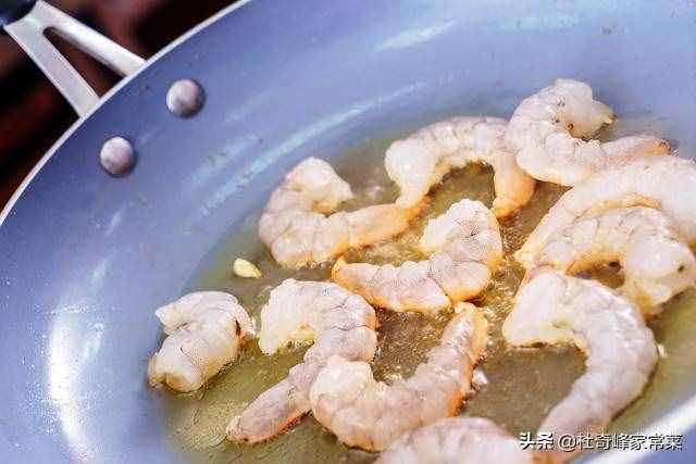 家常菜之三色炒蝦仁，顏色鮮艷，味道清香，看到就有食欲